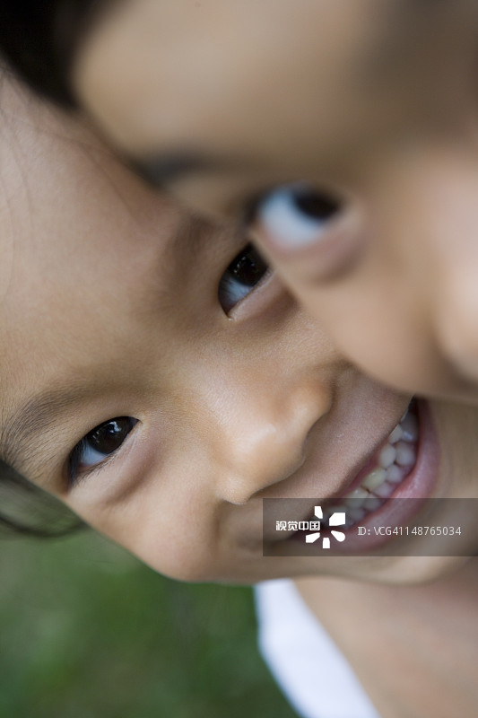 湄公河滩石岛上的快乐儿童图片素材