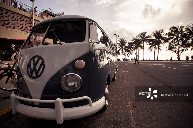 威基基大道上的大众Combi厢型车图片素材