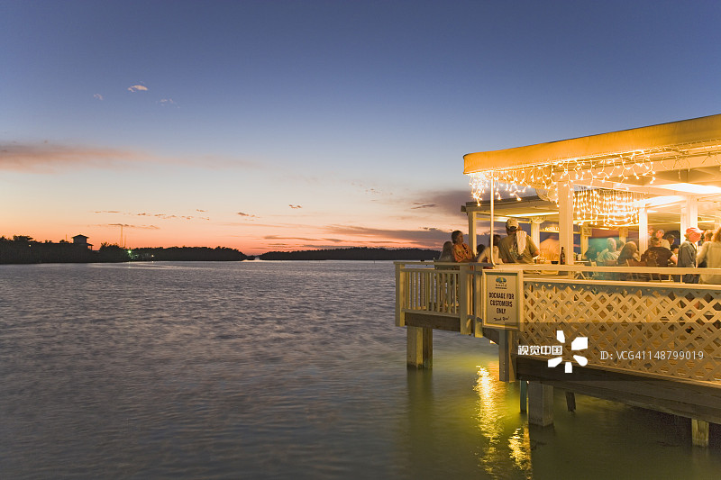 伊斯拉莫拉达，Island Grill餐厅黄昏露台上的人们图片素材