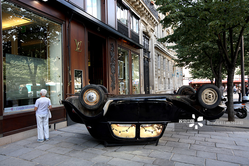 路易威登店外的倒立复古车艺术品，圣日耳曼德佩区图片素材
