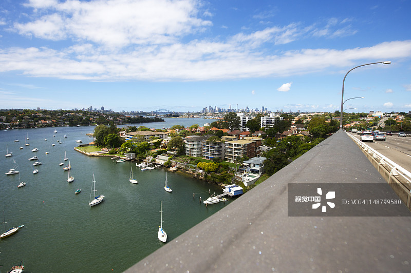 从格莱兹维尔大桥眺望科卡图岛中央商务区港口景观图片素材