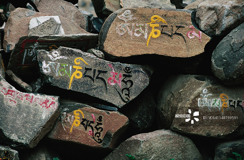 藏族地区彩色嘛呢石合集（刻有“嗡嘛呢叭咪吽”的石头）图片素材