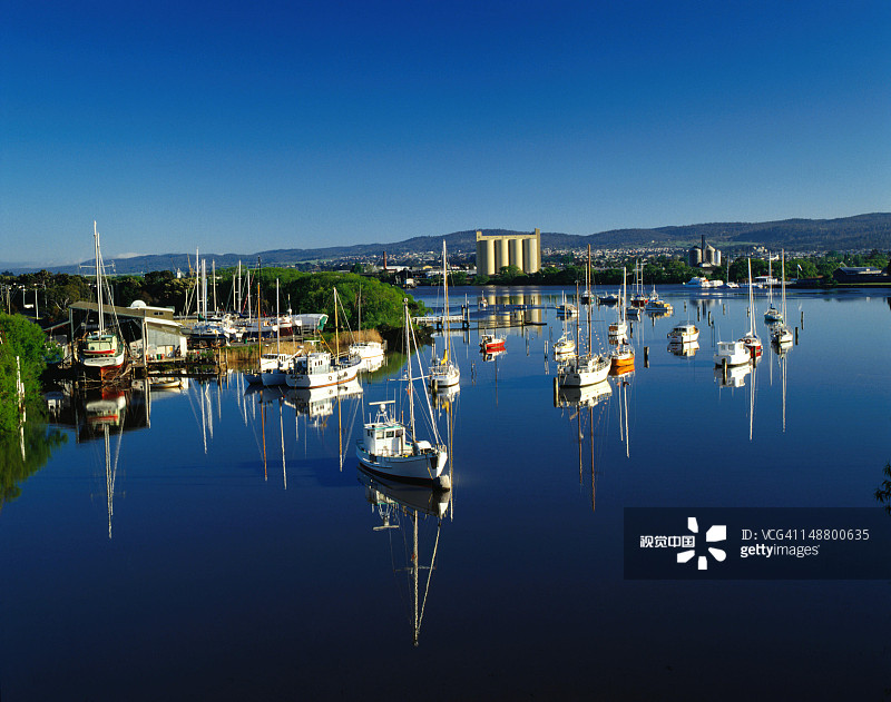 停靠在塔玛河上的船只 - 朗塞斯顿，塔斯马尼亚图片素材