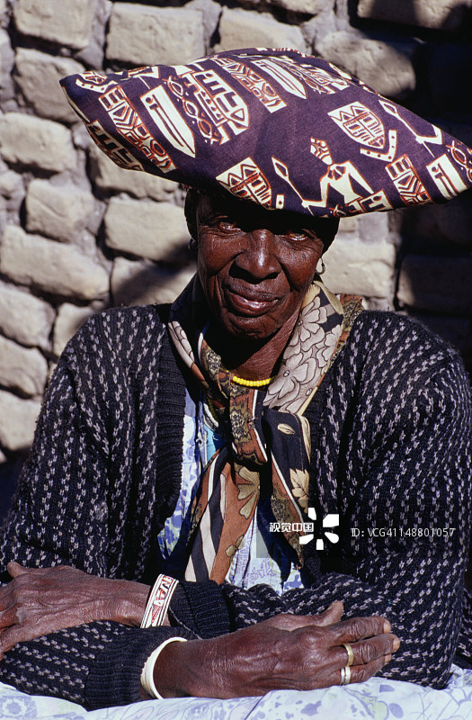 赫雷罗妇女的独特服饰：19世纪德国传教士强加给她们的维多利亚风格华丽服饰（德国于1884年占有西南非洲，即纳米比亚）图片素材