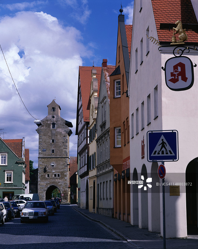 中世纪城镇中保存完好的房屋和现代车辆图片素材