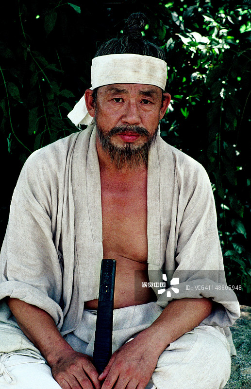 在韩国民俗村穿着传统乡村服装的男演员肖像图片素材