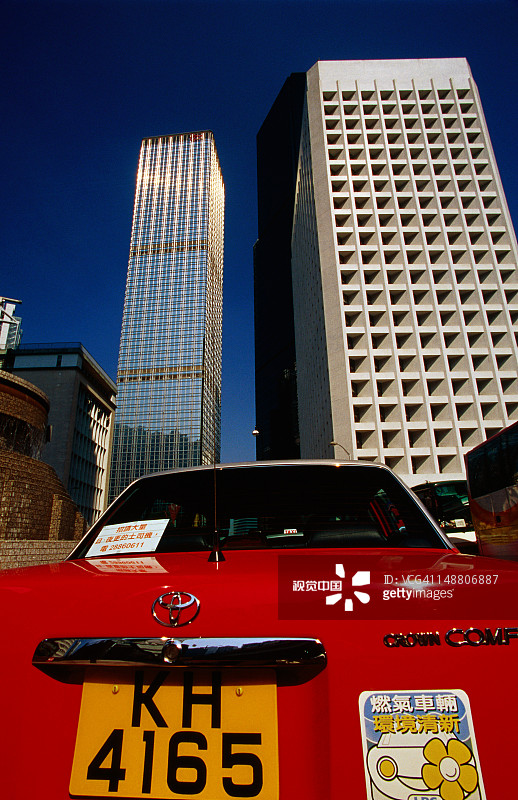 汽车靠近办公楼。图片素材