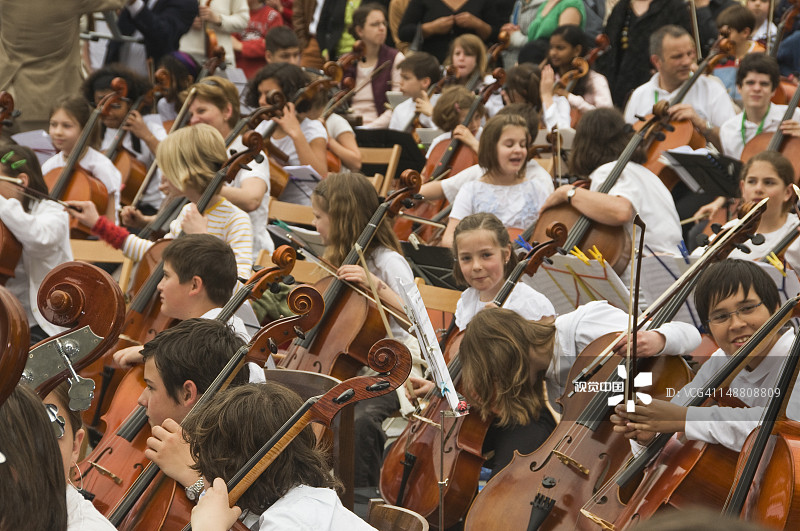 一群年轻的大提琴手在音乐会上图片素材