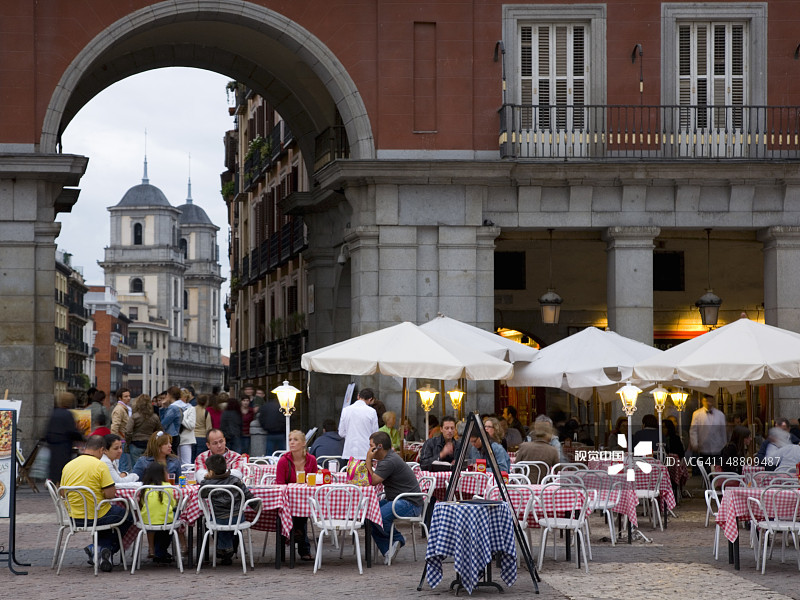 马约尔广场热门餐厅的户外用餐区图片素材