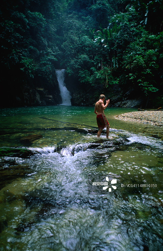 特立尼达北部海岸的帕里亚瀑布图片素材