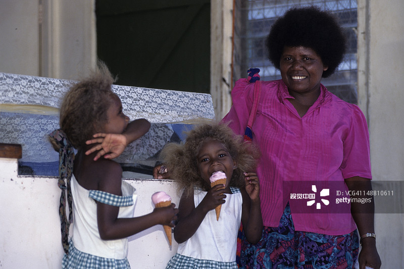 年轻女孩和母亲一起享用冰淇淋图片素材