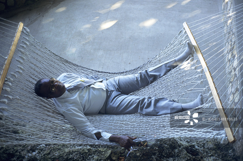 在吊床上举行婚礼的牧师图片素材