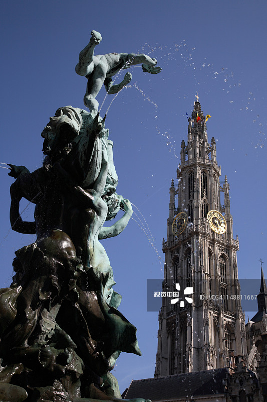 布拉博喷泉雕像，位于集市广场，背景为圣母大教堂的教堂塔楼。图片素材