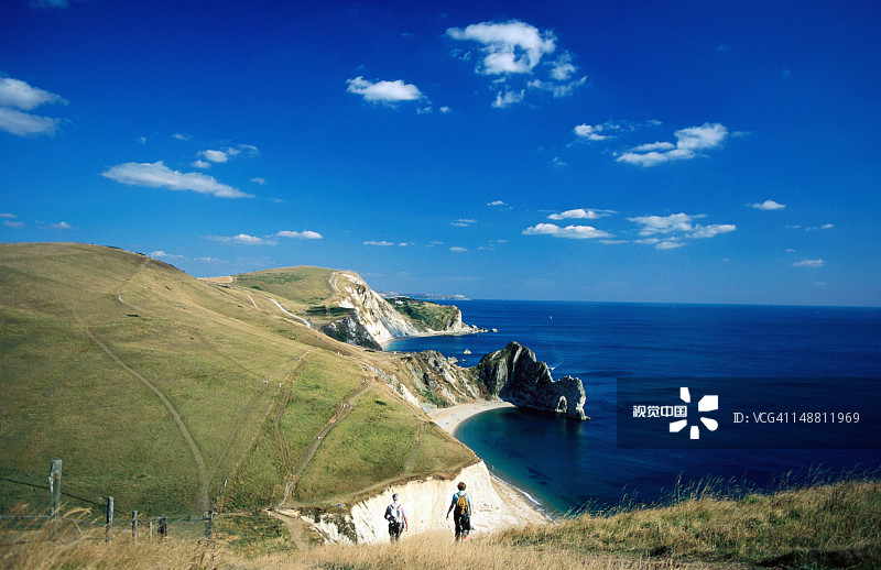 徒步者在悬崖顶上的小路上，通往卢沃斯附近的杜德尔门图片素材