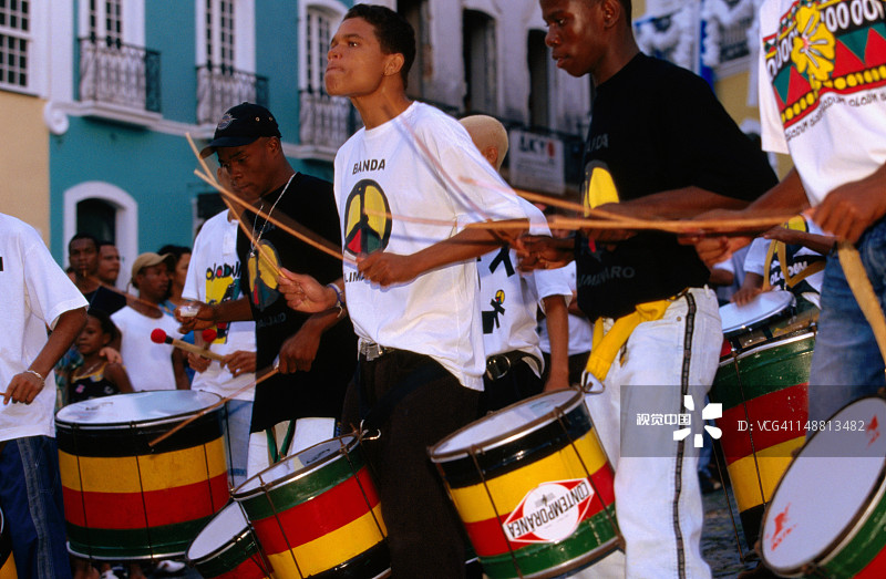 在拉戈-德佩洛尼奥广场表演的鼓乐队图片素材