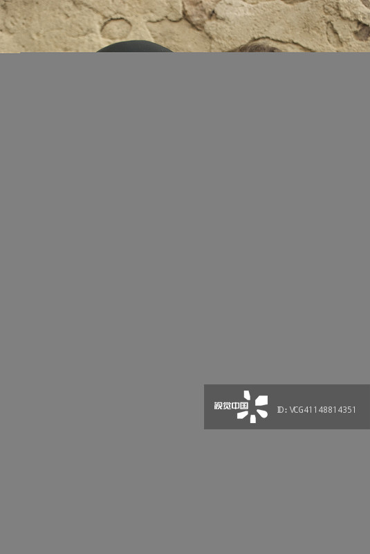 戴黑色面纱的母亲抱着婴儿图片素材