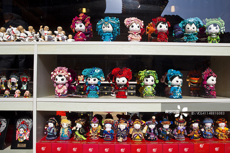 烟袋斜街商店橱窗里出售的纪念品图片素材