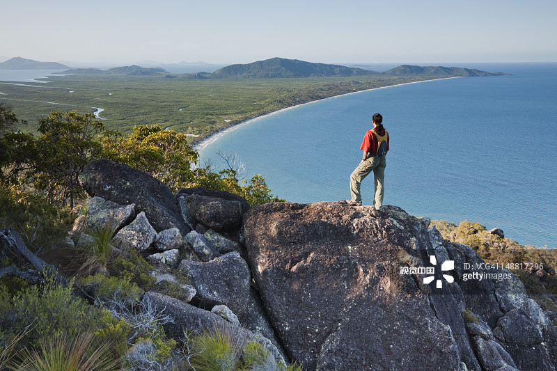 女人从岩石山脊上俯瞰岛屿图片素材