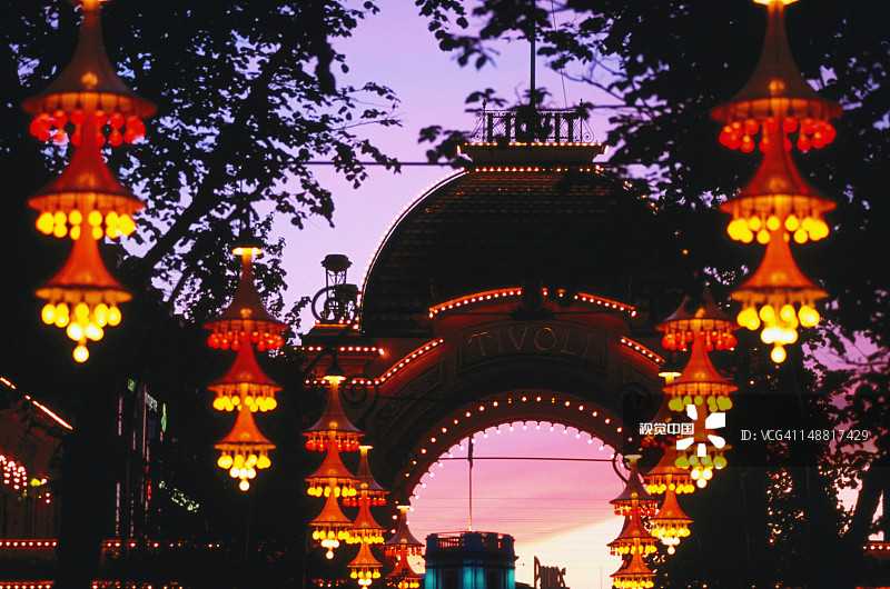 趣伏里公园夜间户外灯光图片素材