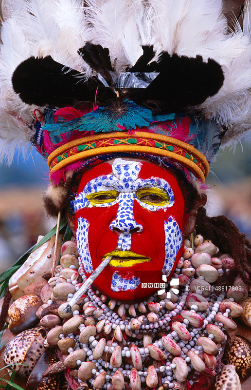 哈根山文化节上戴着精致头饰、珠宝和妆容的歌唱团体成员图片素材