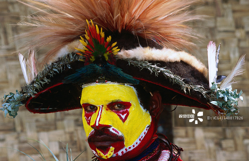 恩加文化展上埃格勒部落男子面部彩绘的肖像图片素材