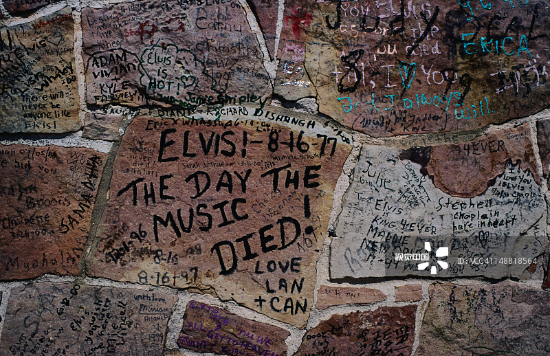 在雅园墙上来自埃尔维斯粉丝的消息图片素材