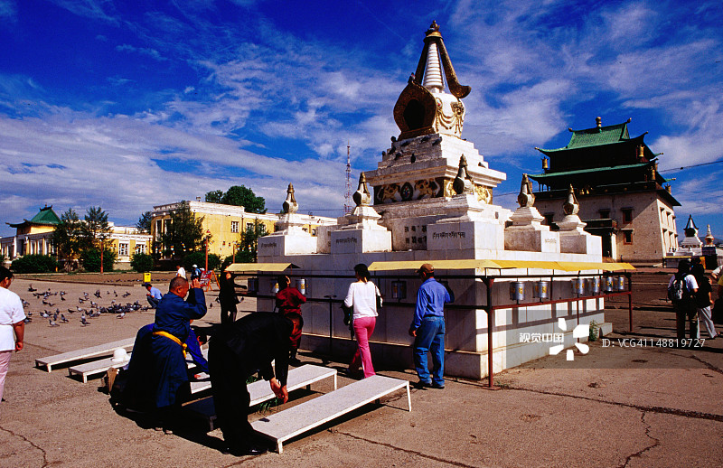 甘丹寺佛塔前礼拜的朝圣者图片素材