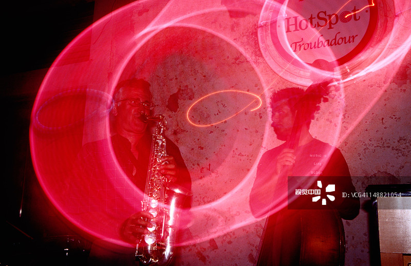 在吟游诗人咖啡馆演奏的爵士乐队图片素材