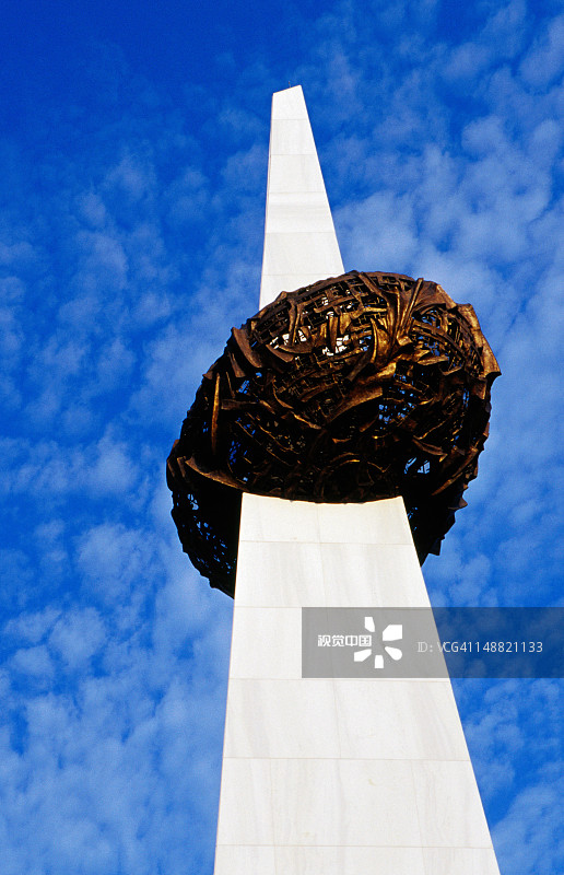 革命广场复兴纪念雕像旁的胜利金字塔图片素材