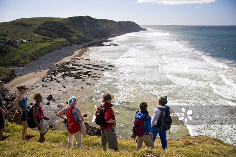 沿着海岸徒步前往岩中洞图片素材