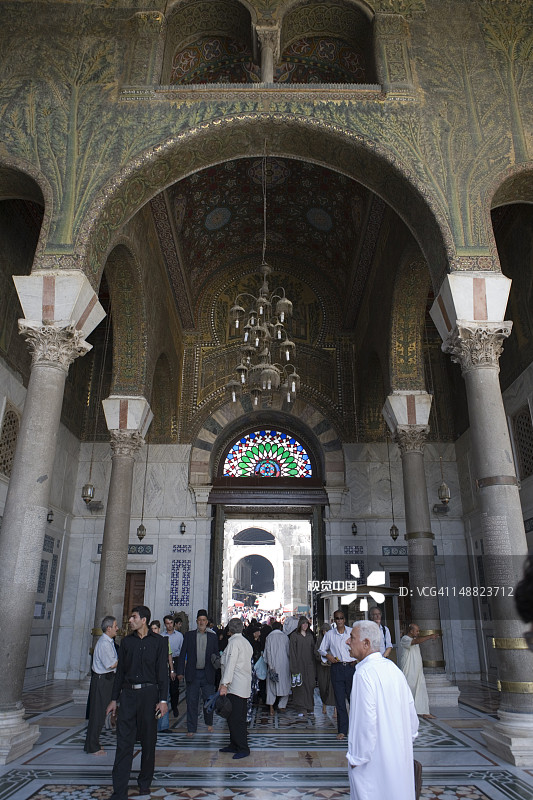 在大马士革倭马亚清真寺里的人物图片素材