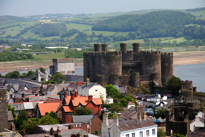 康威城堡背景下的康威 walled city图片素材