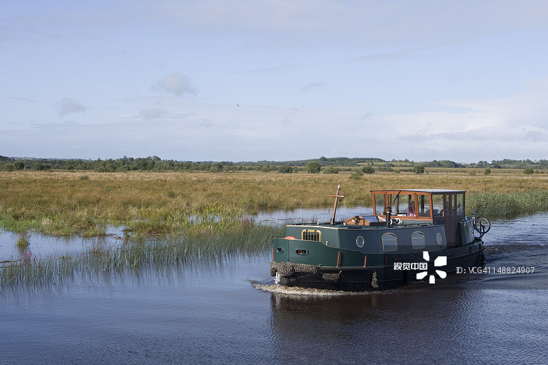 香农-厄恩运河上的驳船式船屋图片素材