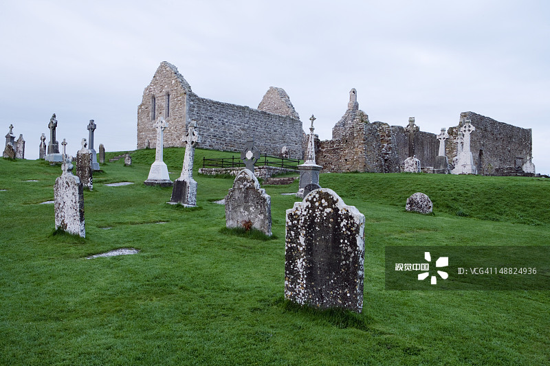 黎明时分的克朗麦克诺伊斯遗址十字架和寺庙图片素材