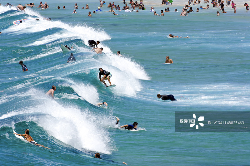 马鲁布拉海滩的冲浪者图片素材