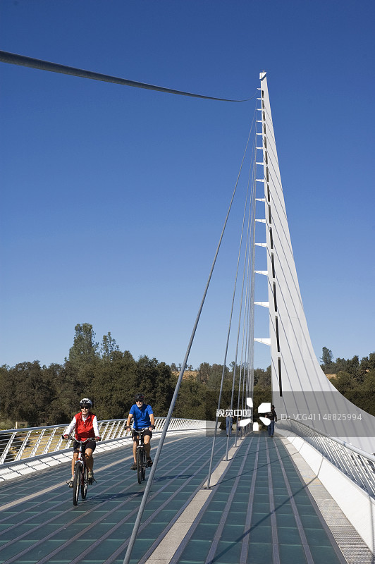 日晷桥与自行车骑行者图片素材