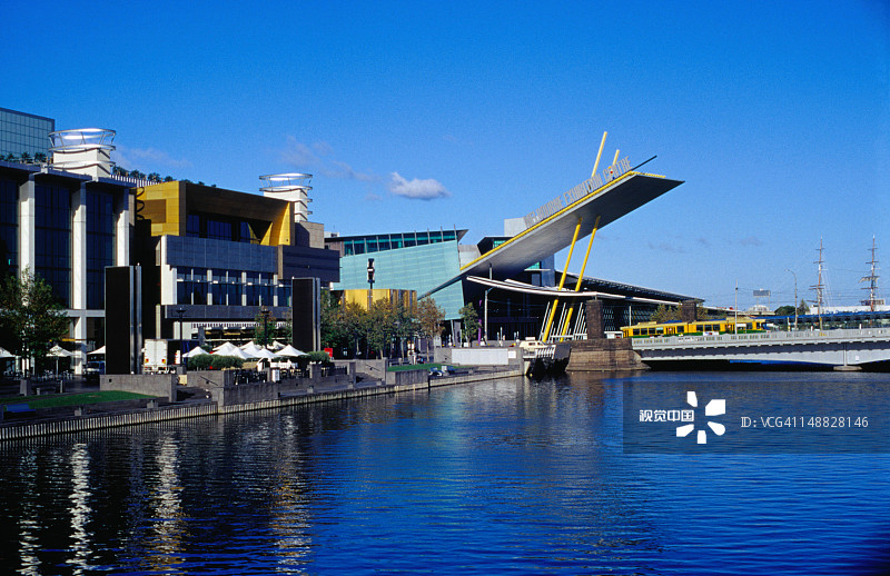 亚拉河上的墨尔本会展中心图片素材