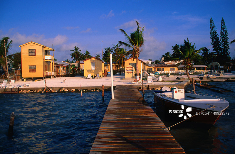 通往凯考克岛热带天堂酒店的码头图片素材