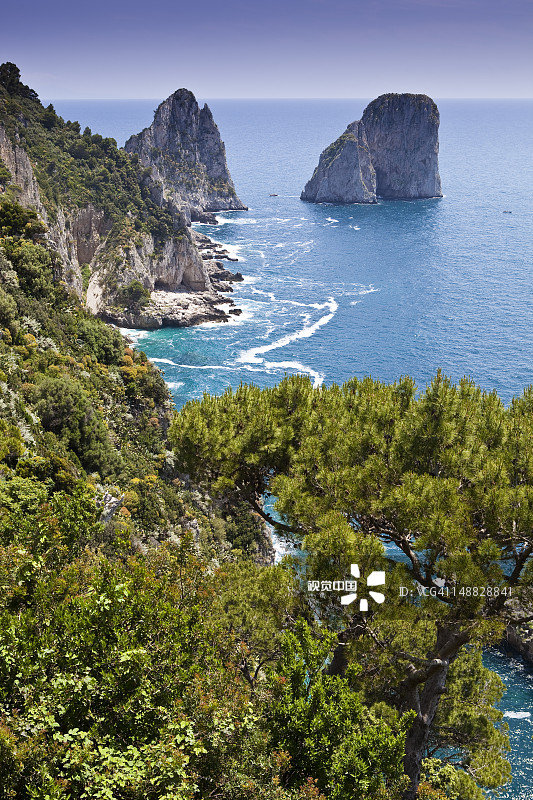 卡普里岛奥古斯都花园的法拉格利奥尼岩石和悬崖，阿马尔菲海岸图片素材