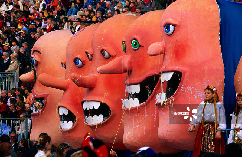 马塞纳广场上的狂欢节游行花车图片素材