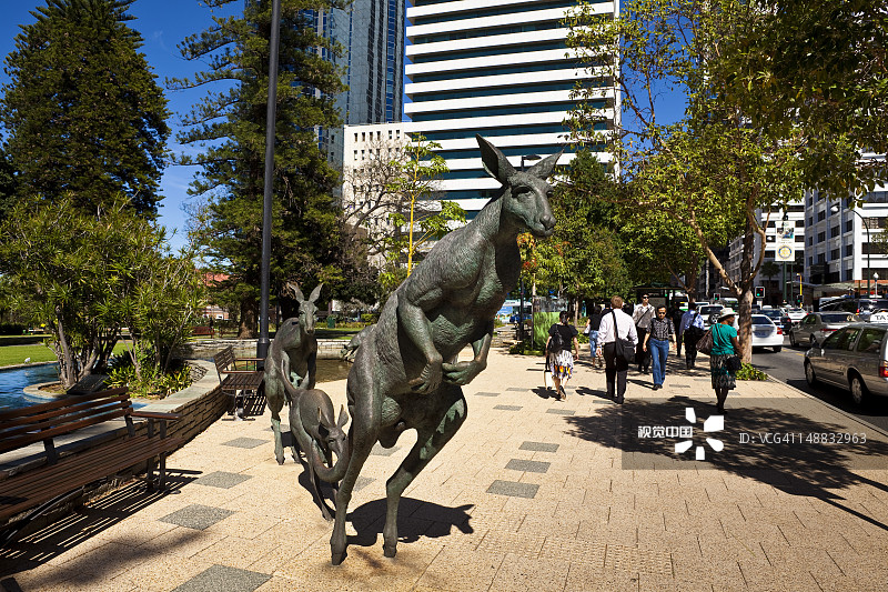 圣乔治大街上的青铜袋鼠雕塑图片素材