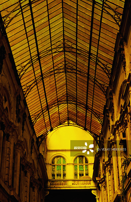 维多利亚街小巷上方的玻璃天花板图片素材