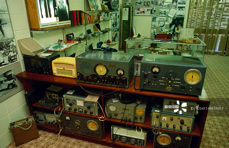 凯恩斯皇家飞行医生博物馆的通信展示：该服务由约翰·弗林牧师于1927年启动，至今仍是澳大利亚偏远内陆地区成千上万与世隔绝的人们非常需要的服务图片素材