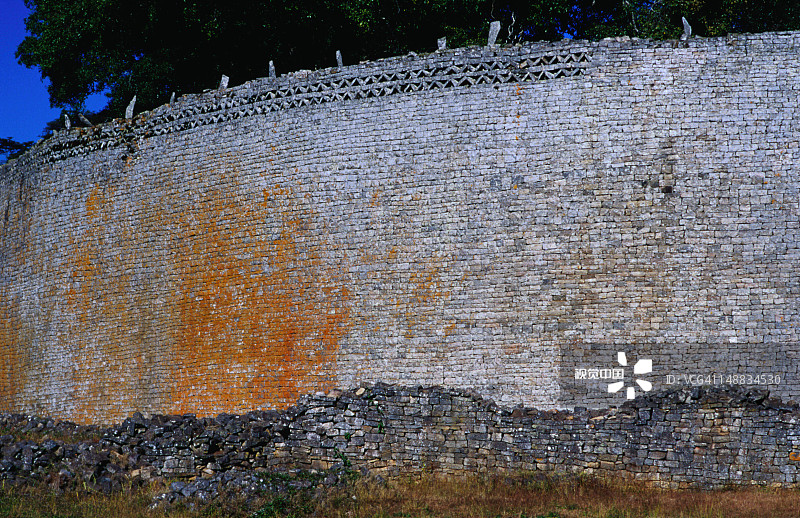 津巴布韦大津巴布韦国家纪念碑的大围墙，跨度近100米，周长255米，是非洲撒哈拉以南地区最大的古代建筑图片素材