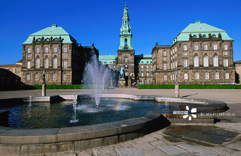 克里斯蒂安堡宫城堡（1907年），前景是喷泉图片素材