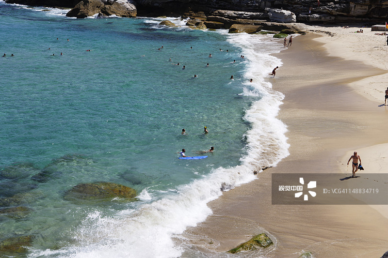 人们在塔玛拉玛海滩享受海洋，该海滩位于邦迪海滩和勃朗特海滩之间图片素材