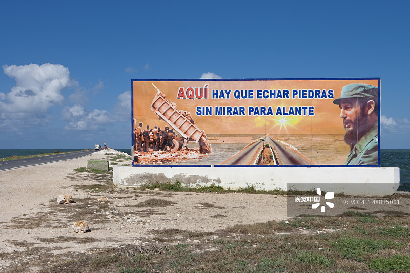 堤道旁的就职宣传标志图片素材