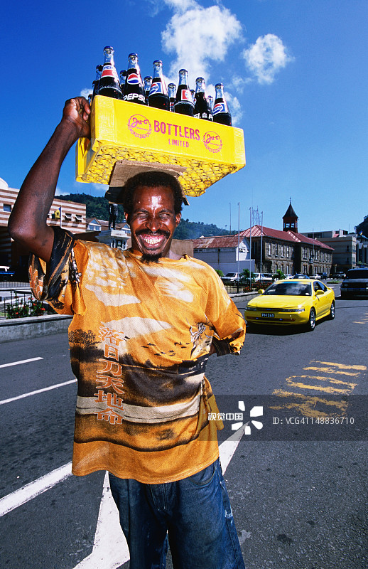 男人搬着百事可乐箱图片素材