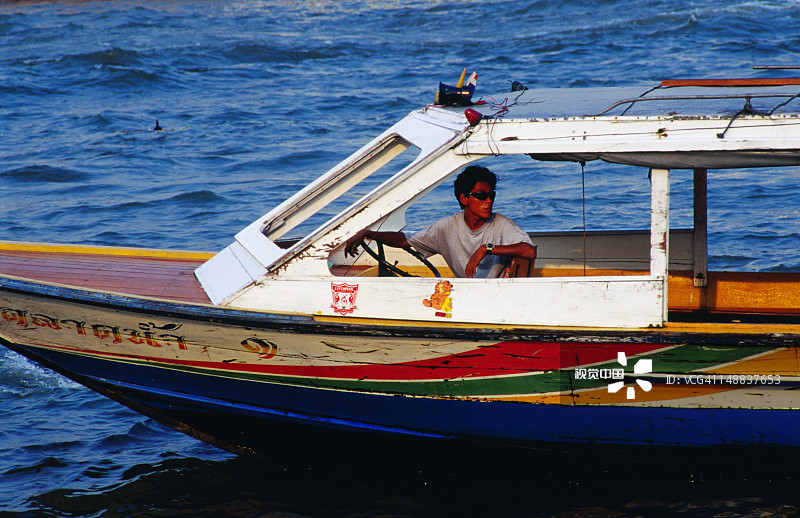 在湄南河上的长尾船司机图片素材