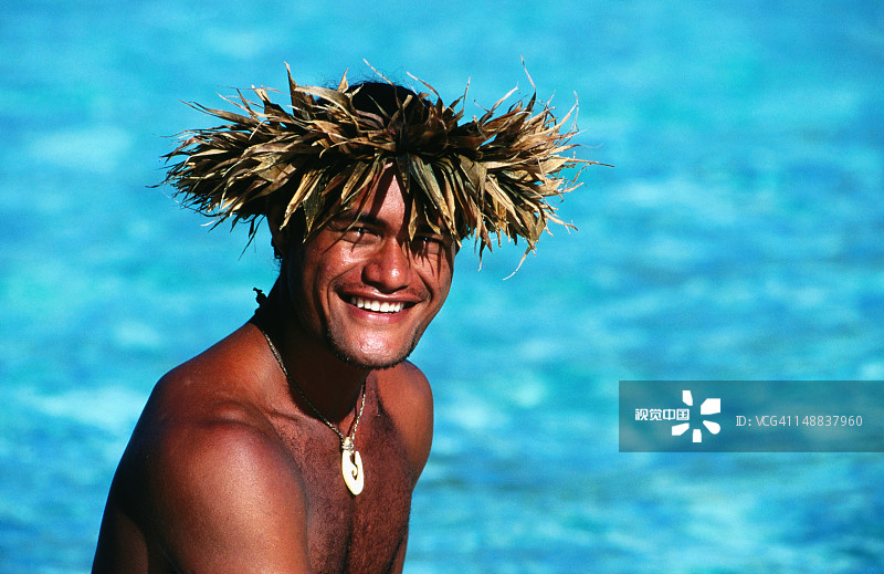 微笑的独木舟桨手肖像，洲际Le Moana度假村图片素材